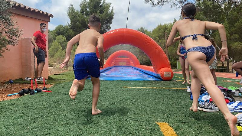 Kids des Volleyballcamps erfrischen sich