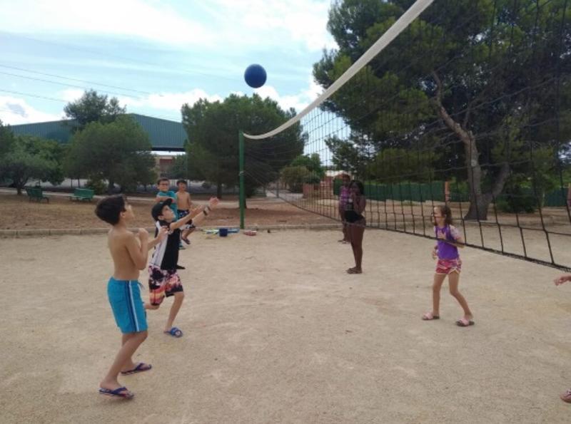 Kinder des Volleyball-Camps spielen Volleyball