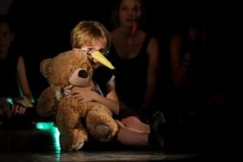 Kind mit Teddybär im Englisch-Musicalcamp in Klagenfurt