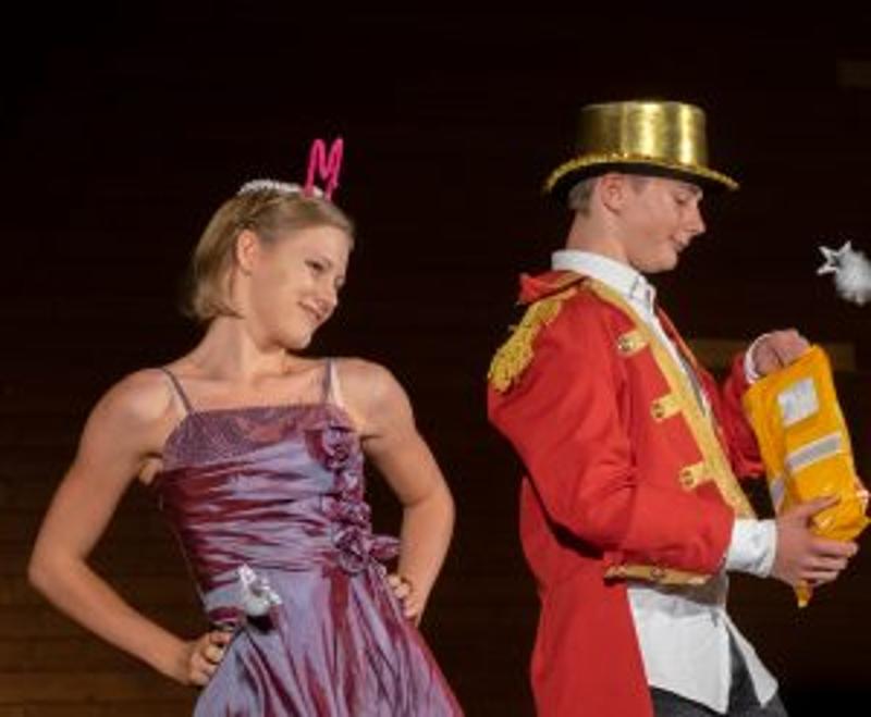 Beim Englischcamp Österreich zeigen ein Mädchen und ein Junge ihre Show auf der Bühne
