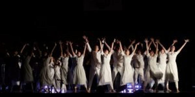 Mädchen in weiß auf der Bühne im Englisch-Musicalcamp in Klagenfurt