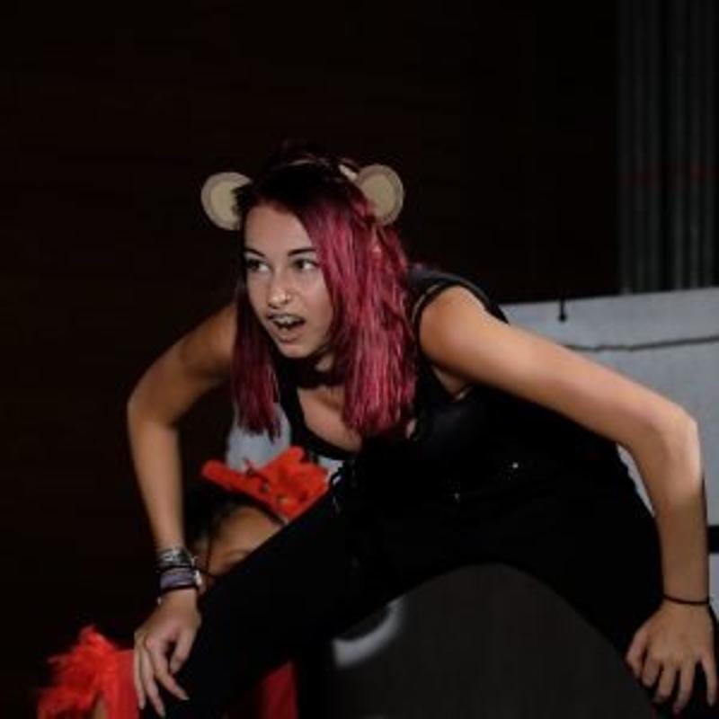 Mädchen mit pinken Haaren auf der Bühne im Englisch-Musicalcamp in Klagenfurt