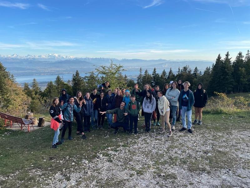 Auf der Sprachreise Englisch macht eine Gruppe zusammen ein Foto
