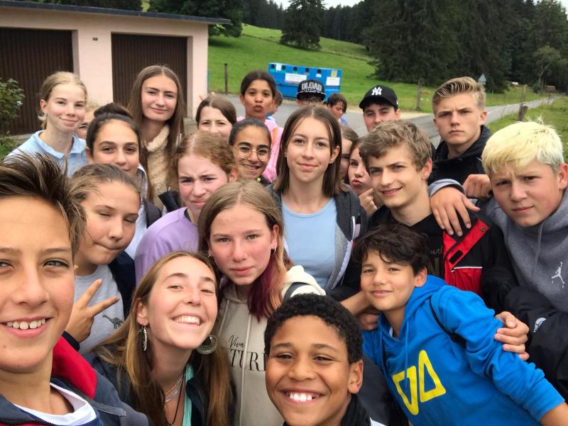 Gruppe von Jugendlichen auf Sprachreisen Jugendreisen Frankreich.