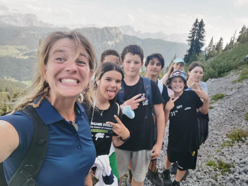 Betreuerin macht mit Teilnehmerinnen des Englisch-Camps ein Selfie während einer Wanderung