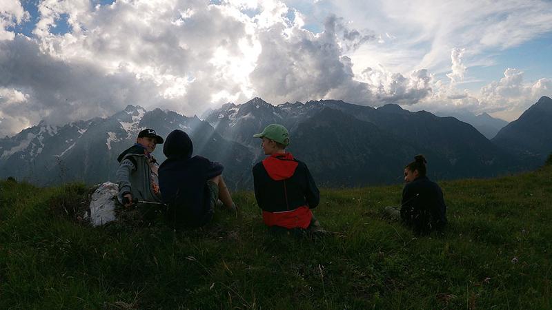 Ein paar Kinder genießen gemeinsam den Ausblick auf die schöne Natur Schottlands