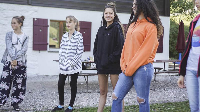 Des filles sourient ensemble