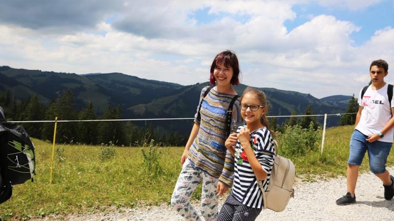 Kinder im Feriencamp Kinder machen ein Gruppenfoto