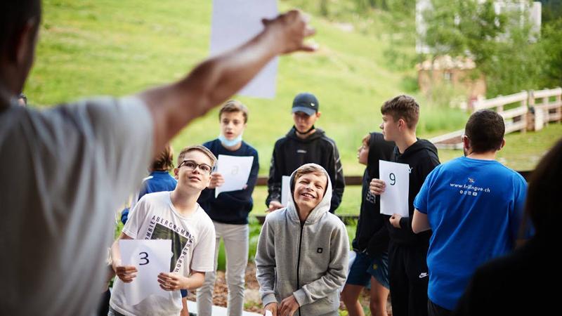 Teilnehmer eines Mathe-Camps werden in der Natur unterrichtet