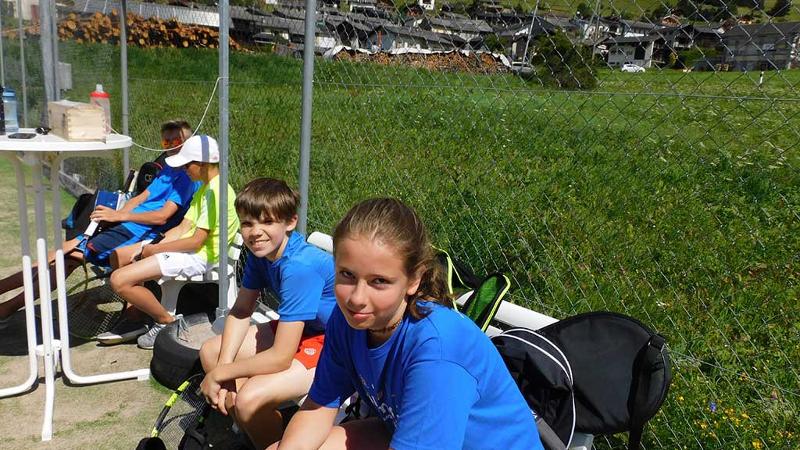 Kinder des Tennis-Camps Schweiz verschnaufen kurz