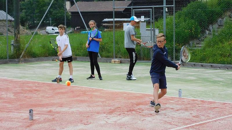 Kinder des Feriencamps Tennis spielen Matches