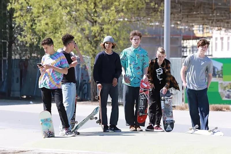 Kids aus dem Skateboard-Sommercamp fahren gemeinsam