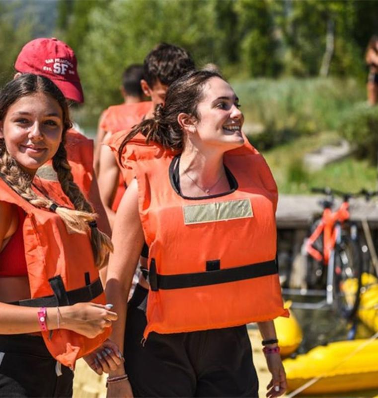 Schüler:innen gehen gemeinsam raften und Canyoning ausprobieren bei ihrer Sprachreise USA günstig.