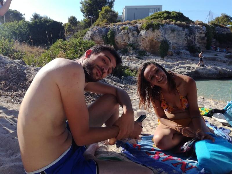 Jugendliche der Sprachreise nach Italien sind am Meer