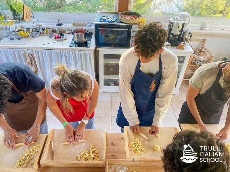 Ein paar Sprachschüler machen gemeinsam frische Pasta