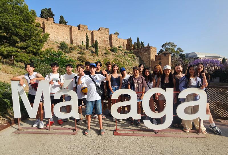 Schüler vor Malaga Zeichen bei einer Sprachreise Malaga