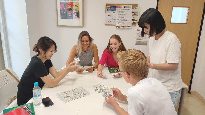 Schüler spielen ein Sprachspiel bei einer Sprachreise Malaga