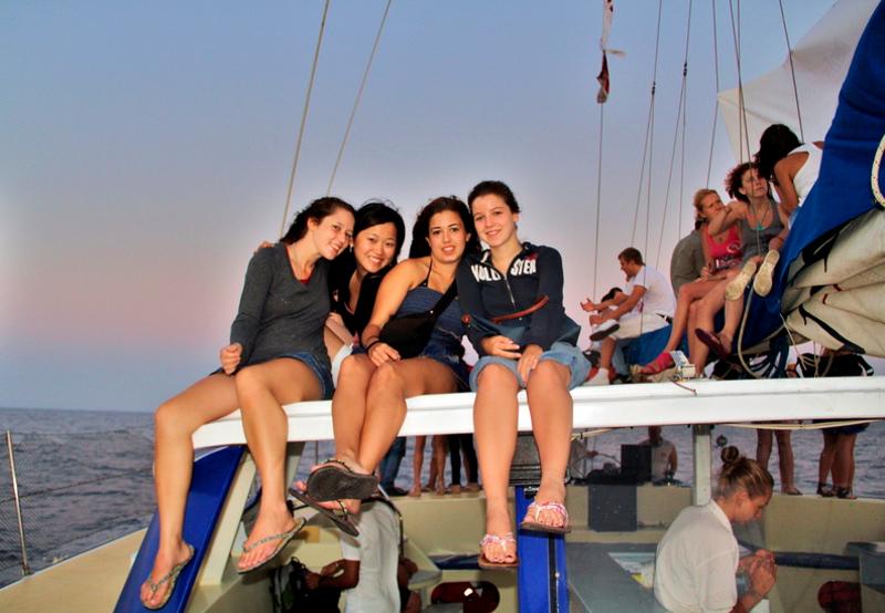 Teilnehmer des Feriencamps am Meer machen eine Bootstour