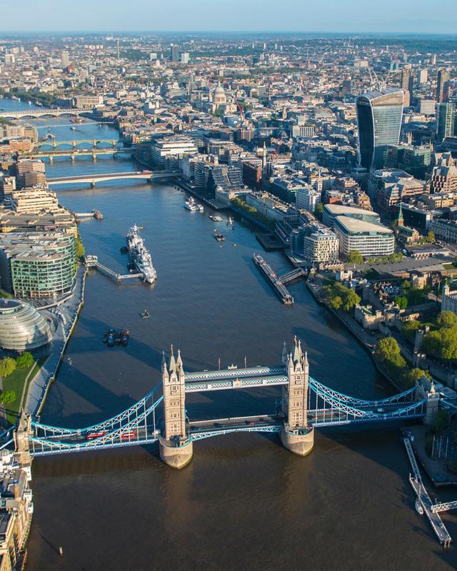 Eine Luftaufnahme von oben von der Tower Bridge und der Themse in London bei Sprachferien England.