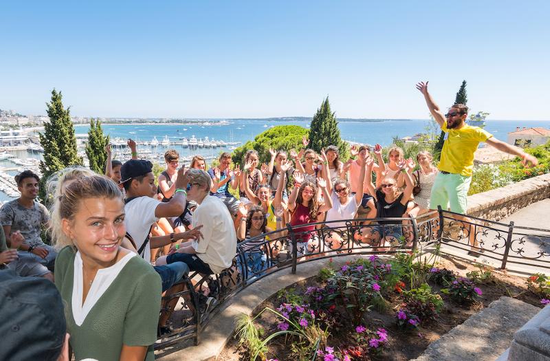 Die Kinder posieren für ein Gruppenfotos bei traumhaften Wetter in Cannes