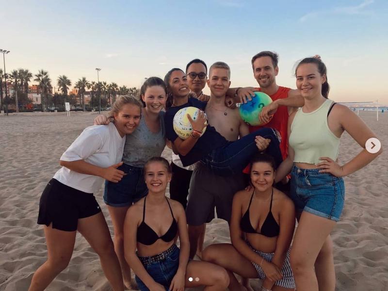 Gruppe von Jugendlichen am Strand auf Sprachreisen Jugendreisen Frankreich.