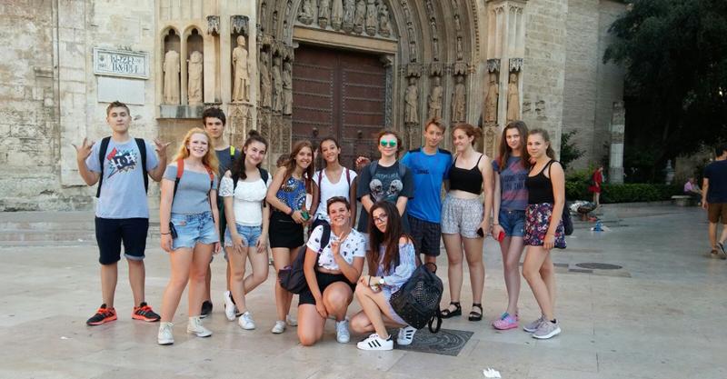 Mehrere Kinder posieren für ein Gruppenfotos bei den Städtereisen für Kinder und Jugendliche in Valencia