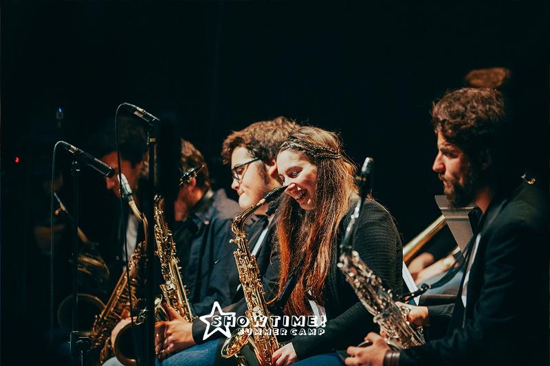 Kids des Musicalcamps spielen Instrumente