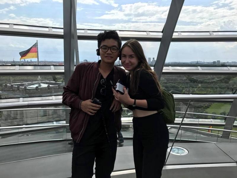 Zwei Schüler stehen auf Reichstagsgebäude