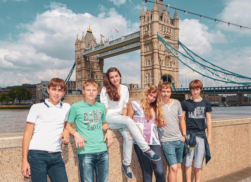 Gruppe vor der Tower Bridge alternativ zu Sprachreisen Jugendreisen Frankreich.