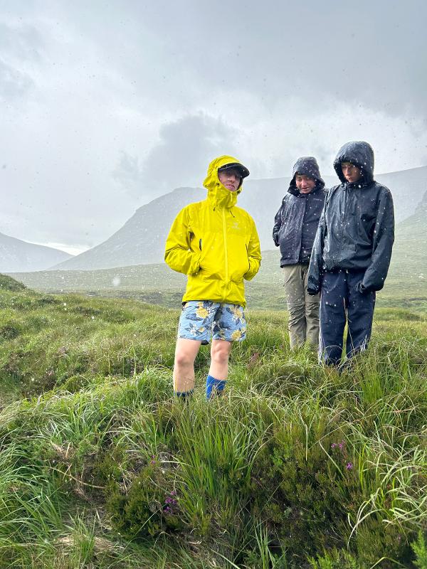 Eine kleine Gruppe macht gemeinsam eine Wanderung durch atemberaubend weitläufige Graslandschaften