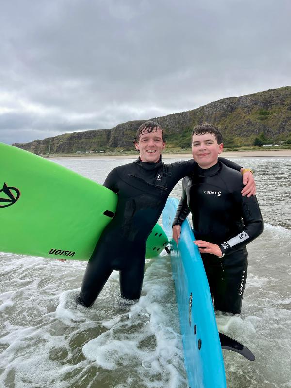 Surfer am Strand auf Schülersprachreisen Irland.